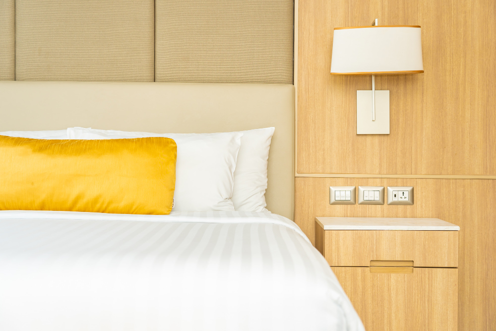 Lit dans placard pour optimiser l'espace dans une petite chambre