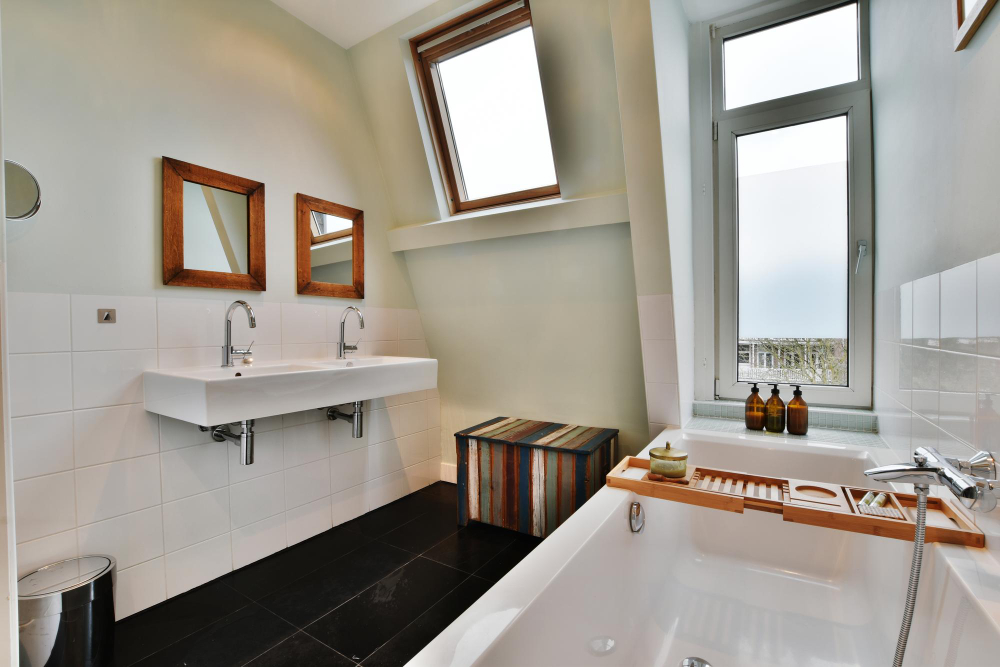 un sol stratifié adapté à la salle de bain.jpg