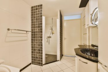 Tout savoir sur la dalle murale pvc pour une douche moderne et pratique