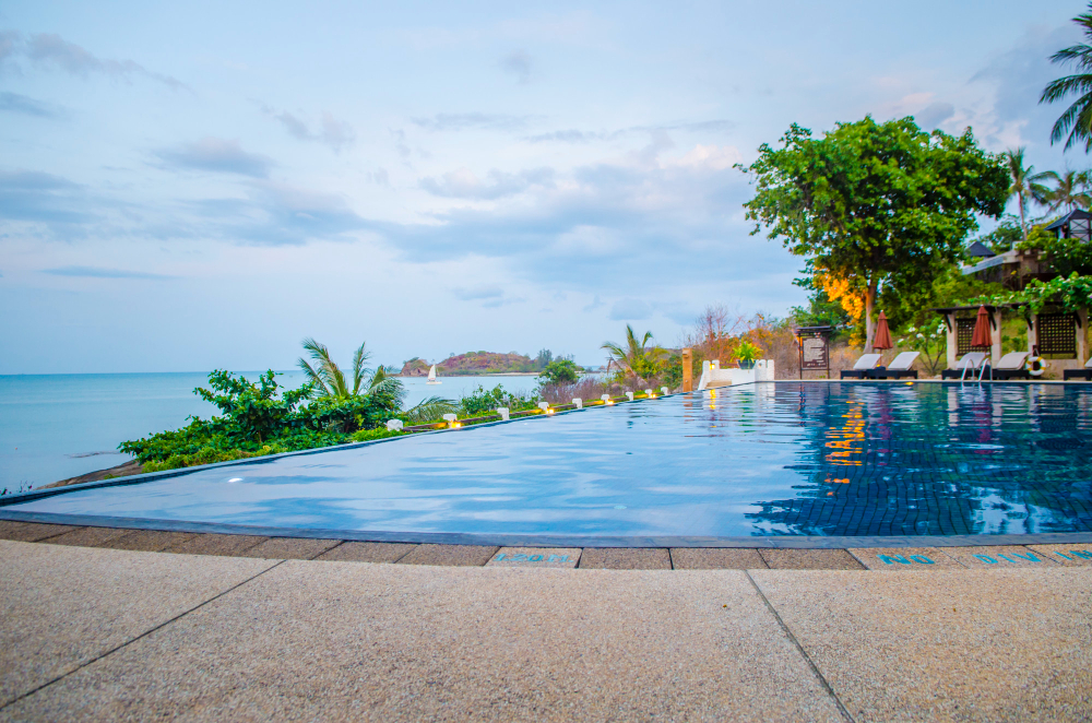  Piscine semi enterrée en béton avec plage 