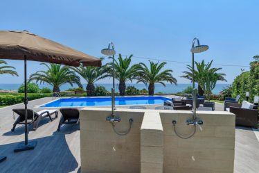 avantages et conseils pour réussir votre installation de Piscine semi enterrée en béton avec plage