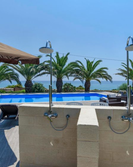 avantages et conseils pour réussir votre installation de Piscine semi enterrée en béton avec plage