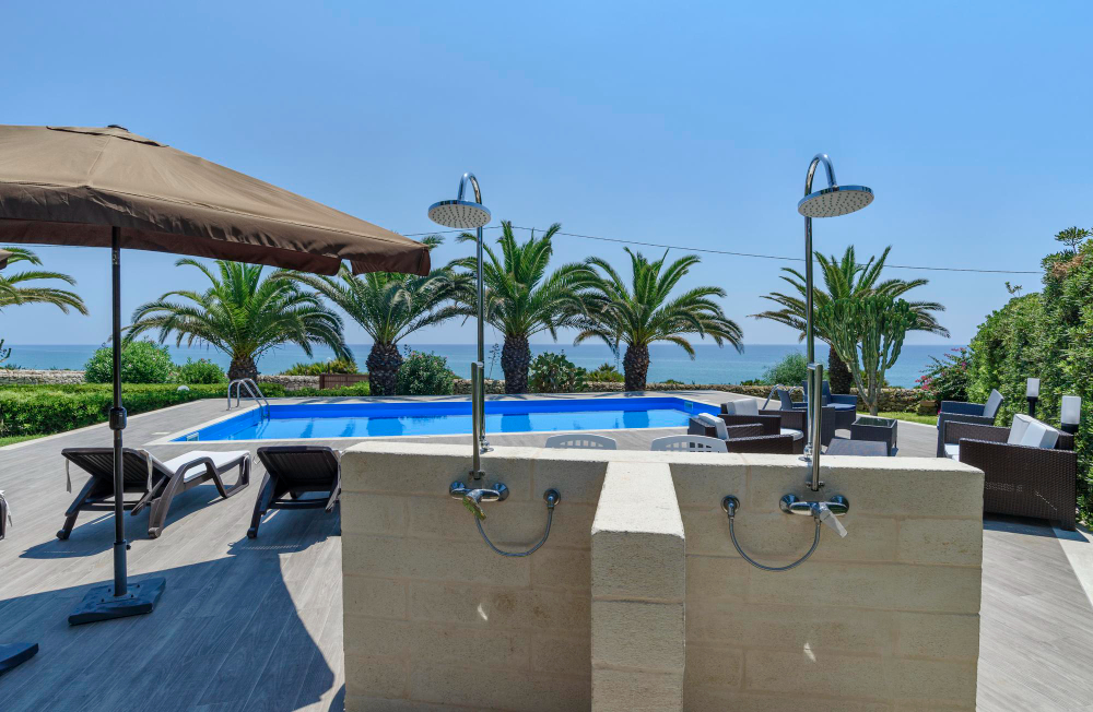 avantages et conseils pour réussir votre installation de Piscine semi enterrée en béton avec plage