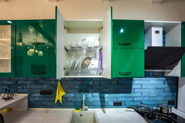 Cuisine vert d'eau qui est une couleur apaisante dans votre intérieur