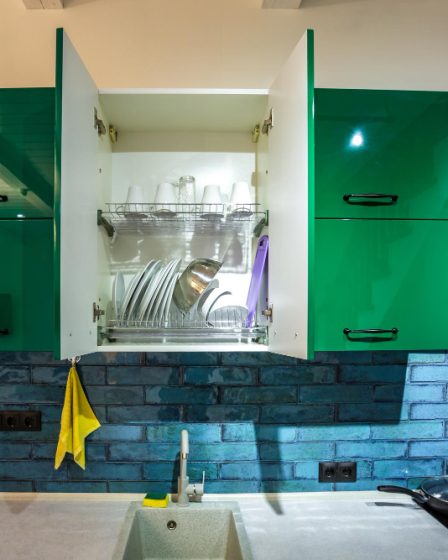 Cuisine vert d'eau qui est une couleur apaisante dans votre intérieur