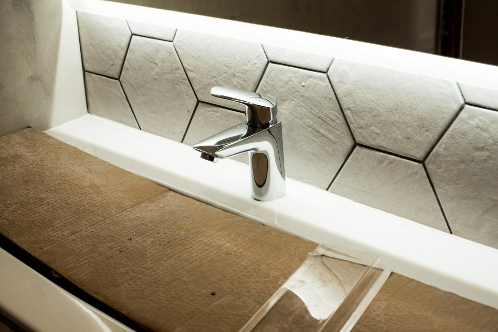 Astuces pour refaire les joints de salle de bain pour un résultat parfait