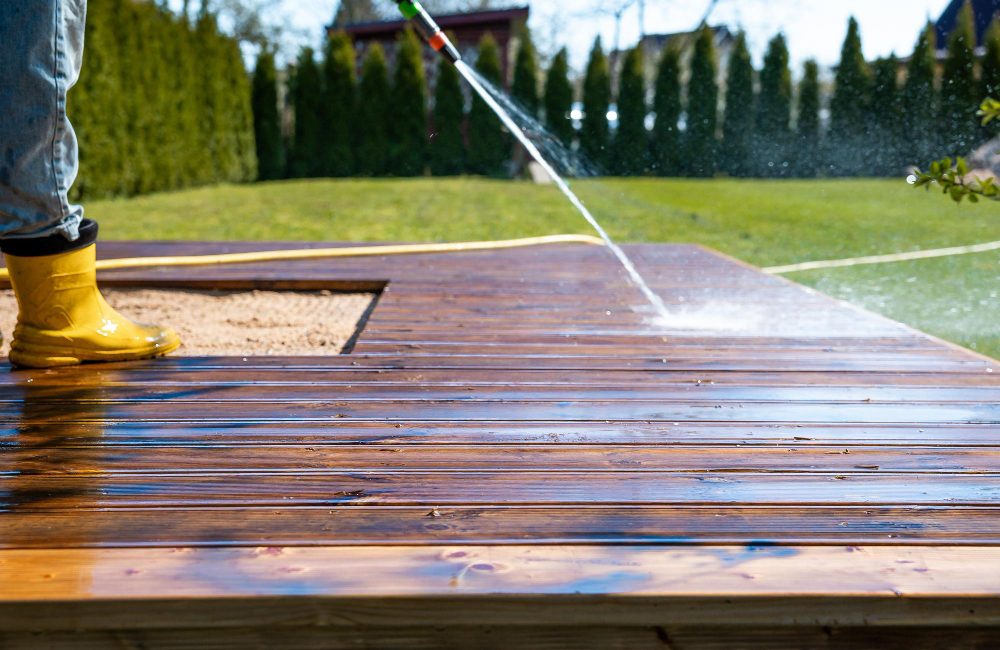 Les meilleures astuces pour nettoyer votre terrasse en bois sans l’endommager