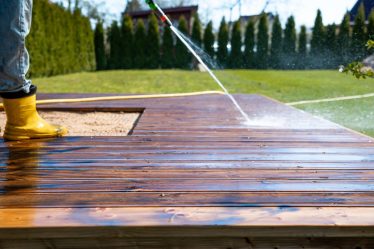 Les meilleures astuces pour nettoyer votre terrasse en bois sans l’endommager