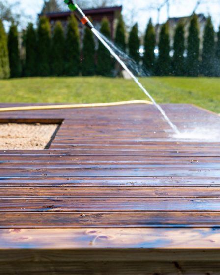 Les meilleures astuces pour nettoyer votre terrasse en bois sans l’endommager