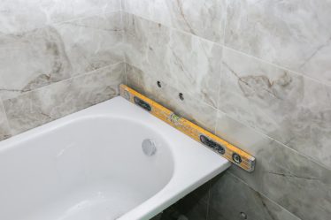 Refaire les joints de salle de bain pour un résultat parfait