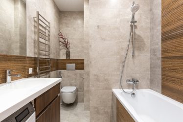 Astuces ingénieuses pour optimiser une petite salle de bain longue avec WC
