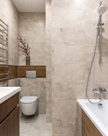 Astuces ingénieuses pour optimiser une petite salle de bain longue avec WC