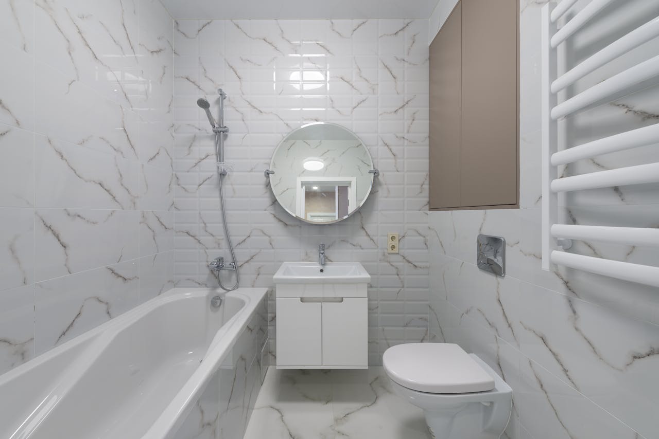 Astuces pour optimiser une petite salle de bain longue avec WC