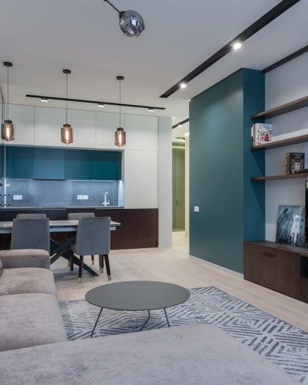 décorer un grand mur de salon pour un effet spectaculaire