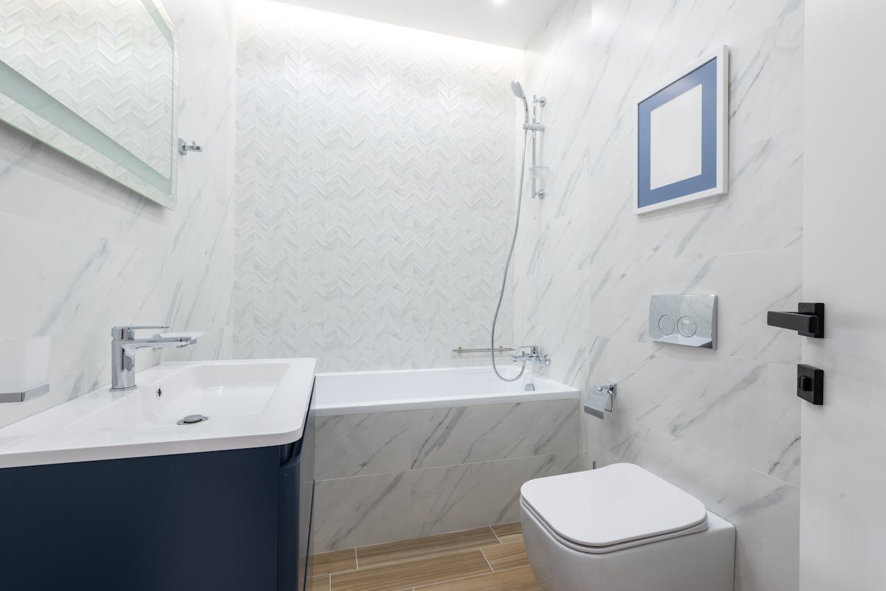 optimiser une petite salle de bain longue avec WC